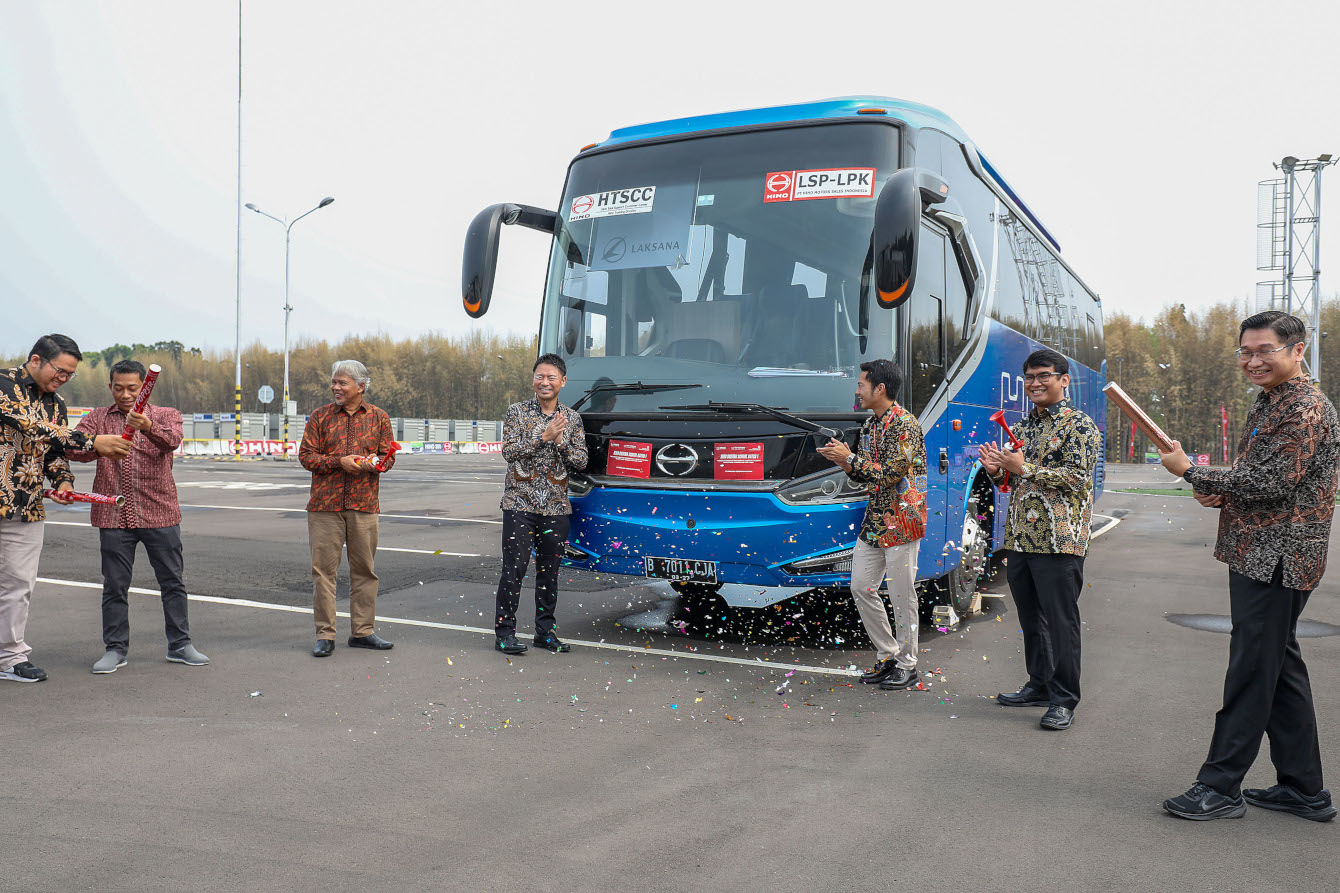 Memahami fungsi dan cara penggunaan fitur-fitur pada bus jadi salah satu materi di Hino Driving School