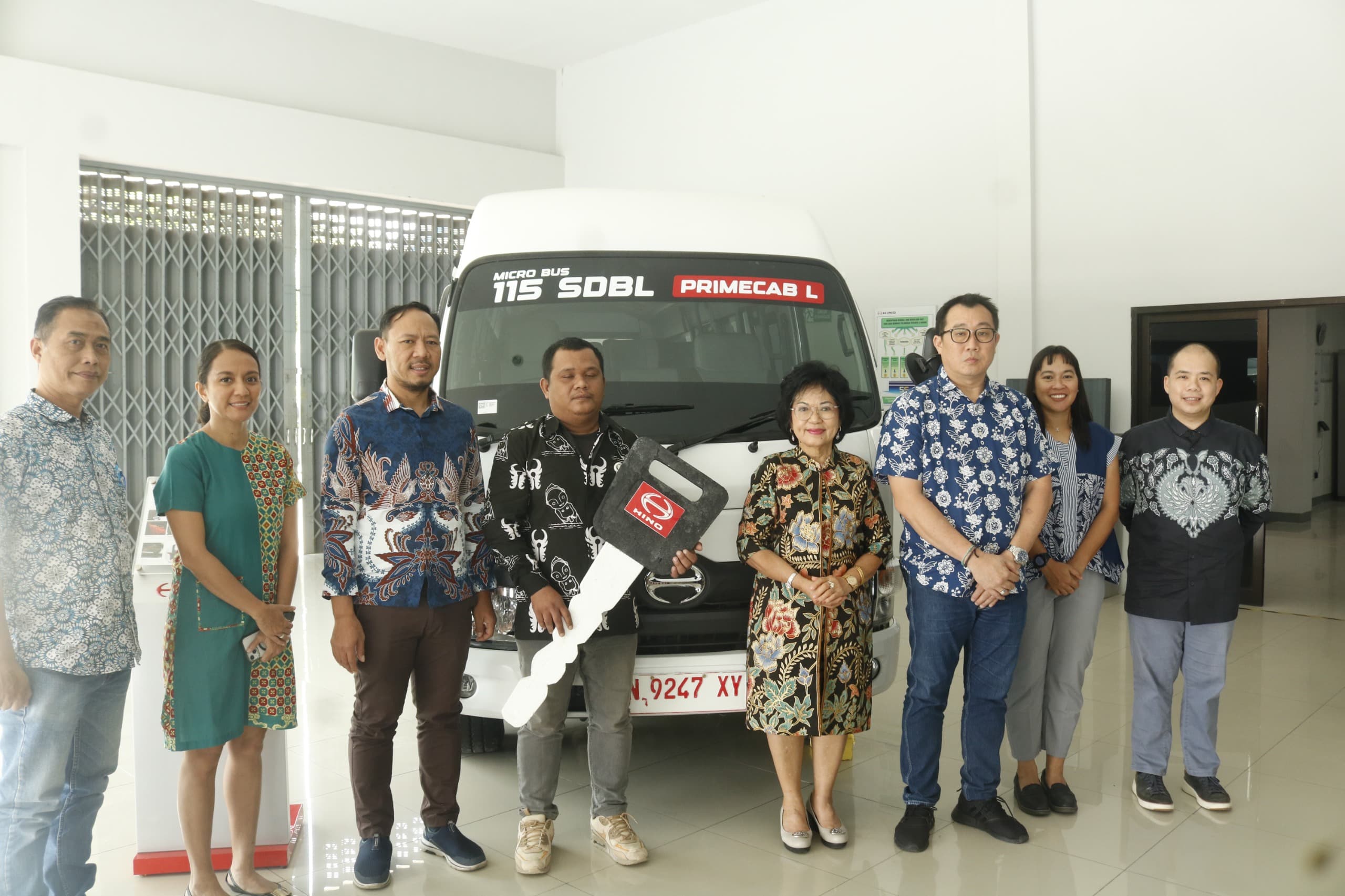 Microbus Hino tersebut diserahkan kepada Darmawan Suaib