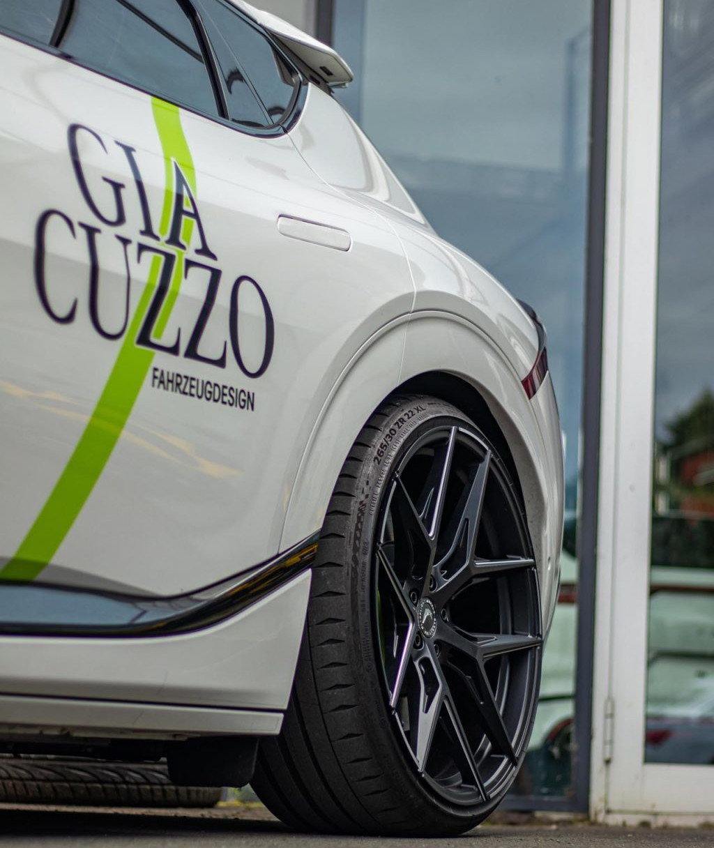 Komposisi velg 22 inci didukung pasokan suspensi coilover KW Variant 3 