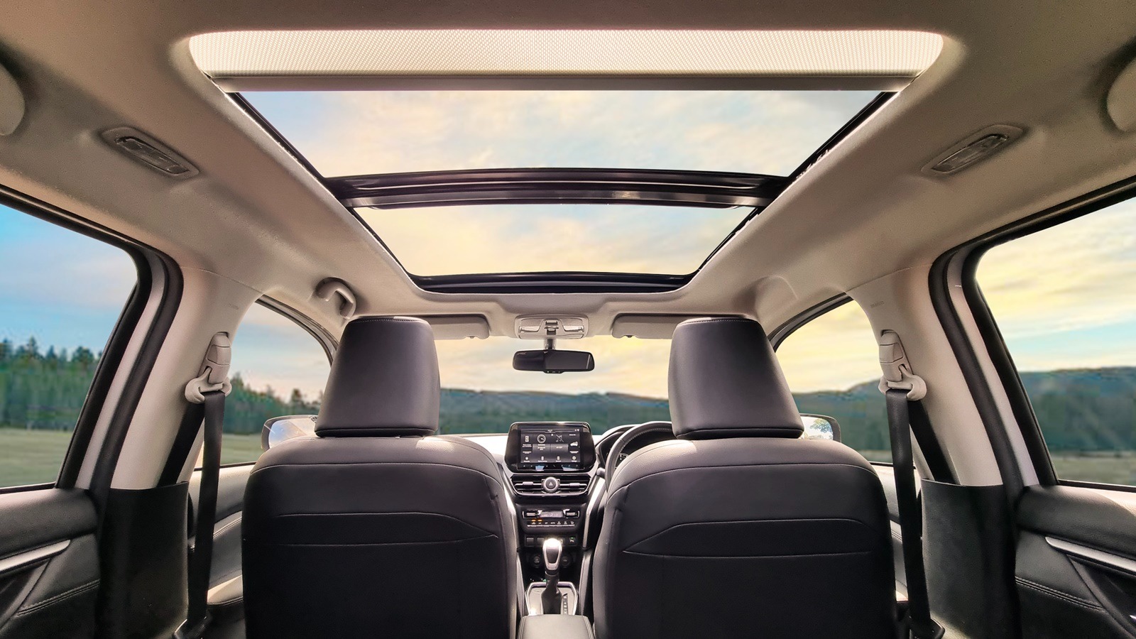 Kabin Suzuki Grand Vitara juga sudah mendaptkan sunroof berukuran besar