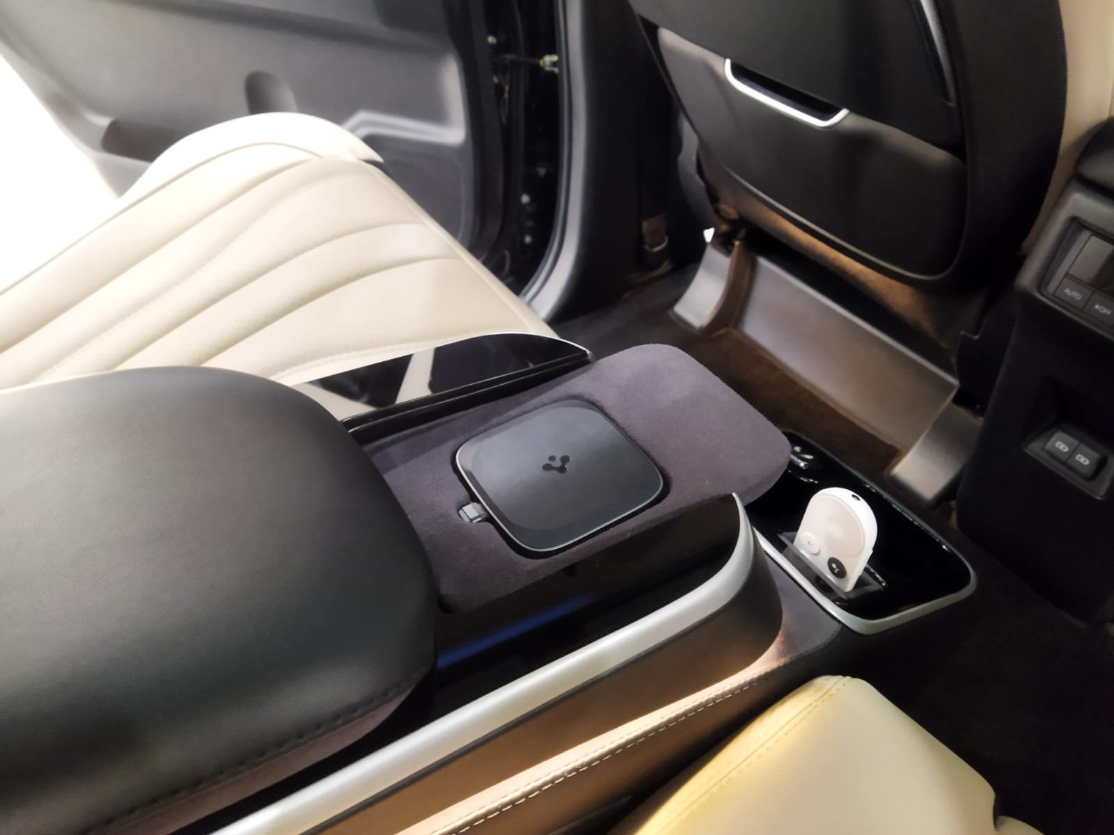 Konsol tengah tersedia wireless charging