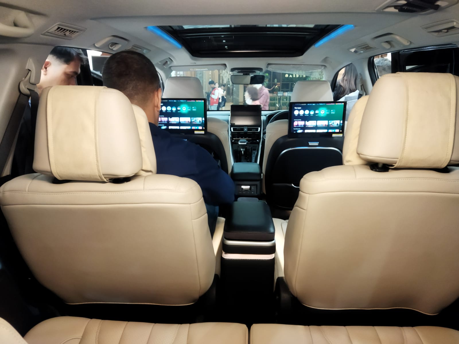 Sepasang Google TV ukuran 10 inci untuk menopang hiburan