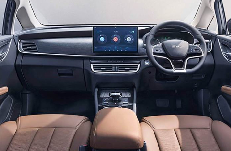 Dasbor sebagian besar tidak berubah namun ada revisi pada konsol tengah juga setir