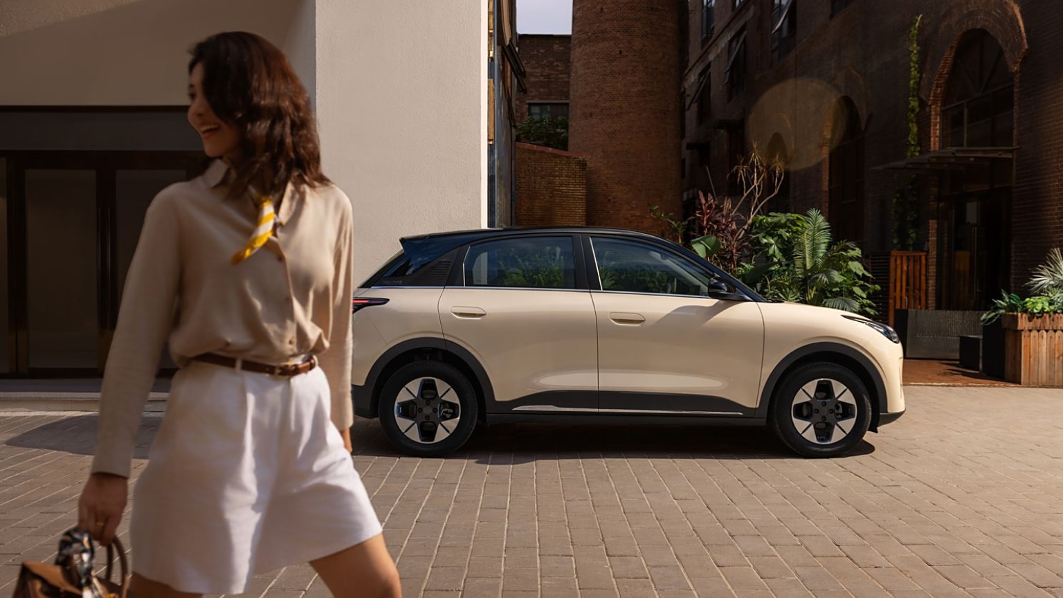 Xingyuan memiliki gaya bodi ramping dengan lampu depan berbentuk tetesan air