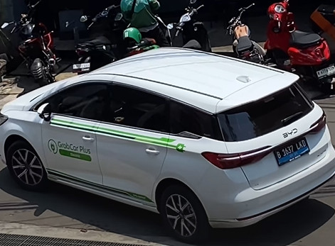 BYD M6 jadi taksi online GrabCar Elektrik