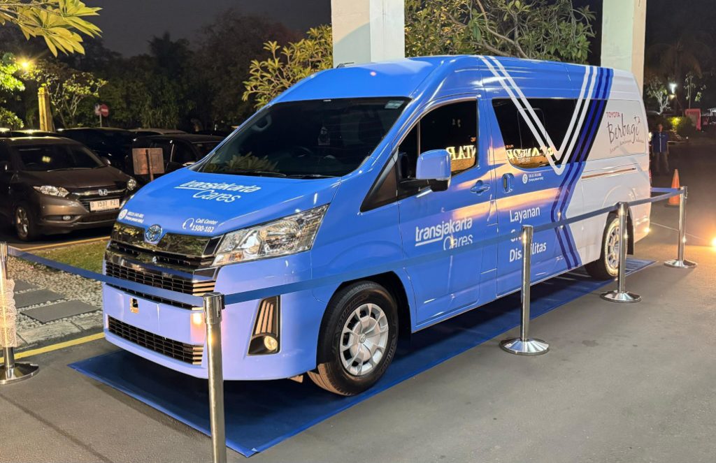Toyota HiAce Premio Khusus Disabilitas Diserahkan kepada Transjakarta