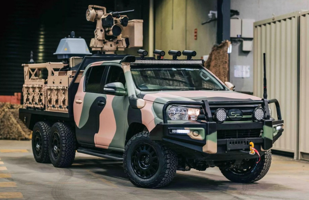 Toyota Hilux Jadi Pikap Militer 6×6 dan Siap Tempur