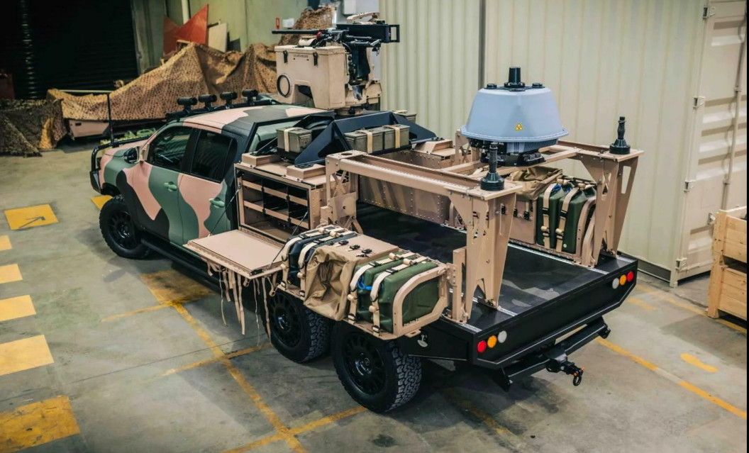 Modifikasi Toyota Hilux jadi pikap militer 6x6 ini besutan Supacat