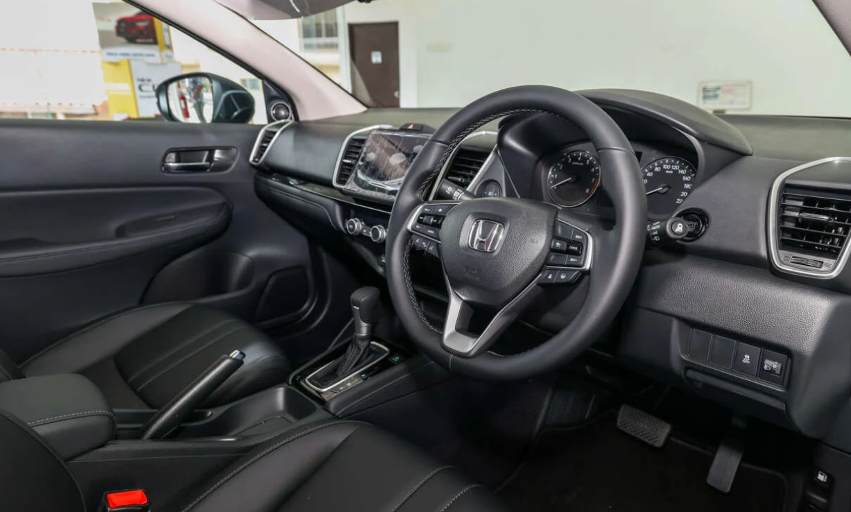 Honda Malaysia menambahkan beberapa kelengkapan di kabin seperti side step garnish, lampu pijakan kaki interior (putih), juga dashcam