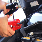 5 Cara Memancing Aki Mobil Yang Tekor Dengan Aman, Jangan Panik!