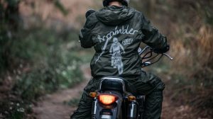 Jas Hujan Jenis Ini Jangan Pernah Dipakai, Nyawa Taruhannya