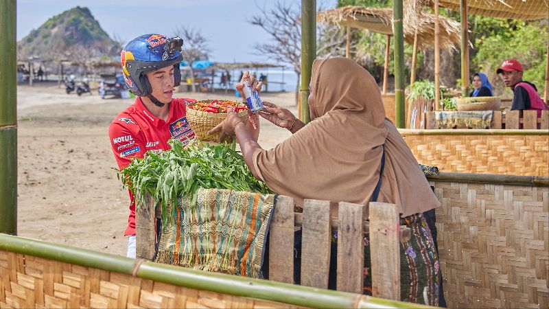 Keseruan Pembalap Red Bull MotoGP Adu Cepat Becak Motor Mandalika image1270
