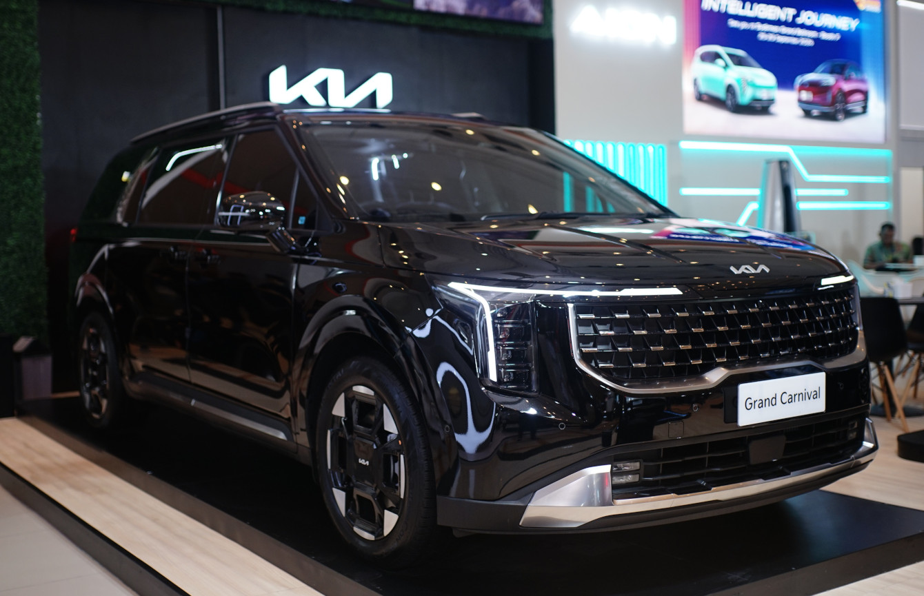 Kia Grand Carnival turut menyemarakkan booth Kia di GIIAS Bandung 2024