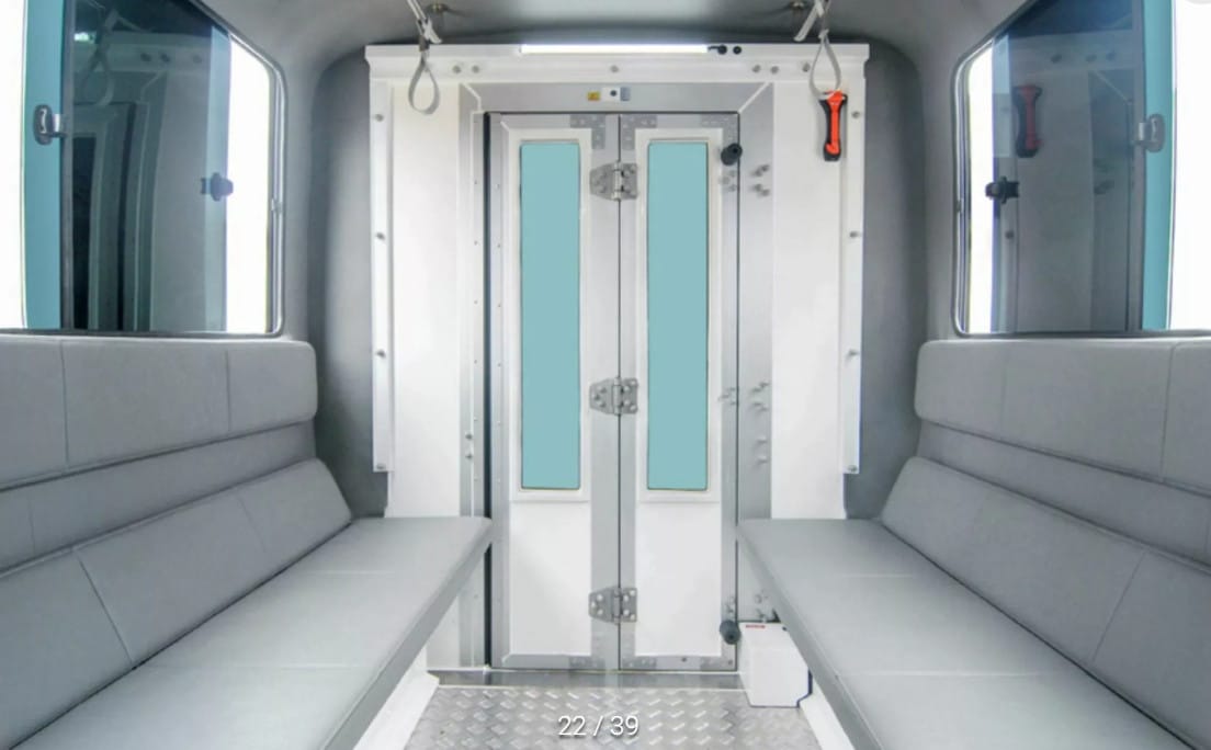 Tampilan kabin belakang Toyota Hilux jadi minibus