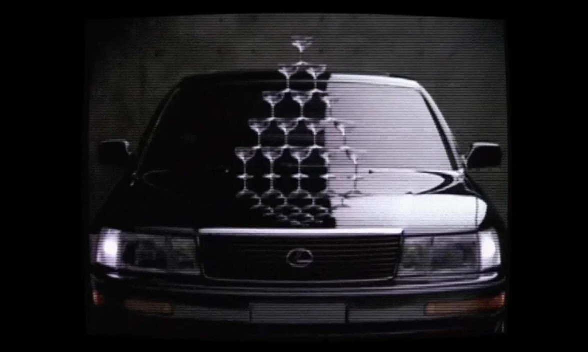 Iklan Balance yang unik hadir untuk mempromosikan kecepatan dan kesempurnaan tertinggi dari model pertama LS400