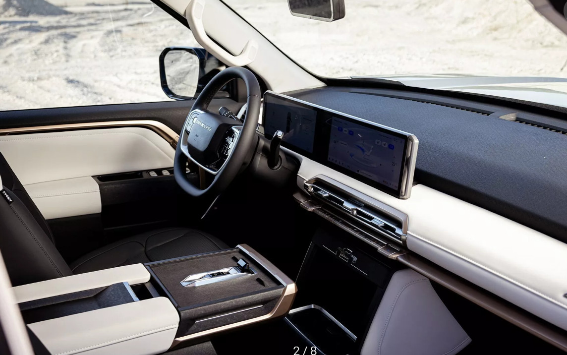 Double Cabin Listrik Maxus eTerron 9 Dengan Bodi Lebih Besar Dari Hilux Kabin modern dengan dominasi dua warna hitam dan putih