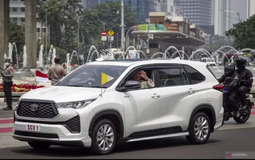 Paus Fransiskus menggunakan Innova Zenix putih