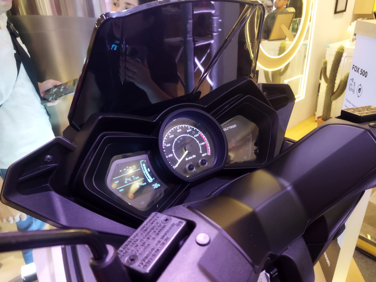 Spesifikasi dan Harga Polytron Fox-500 Gabungkan Performa dan Kenyamanan Dasbor dan area setang Polytron Fox-500 mirip di XMAX