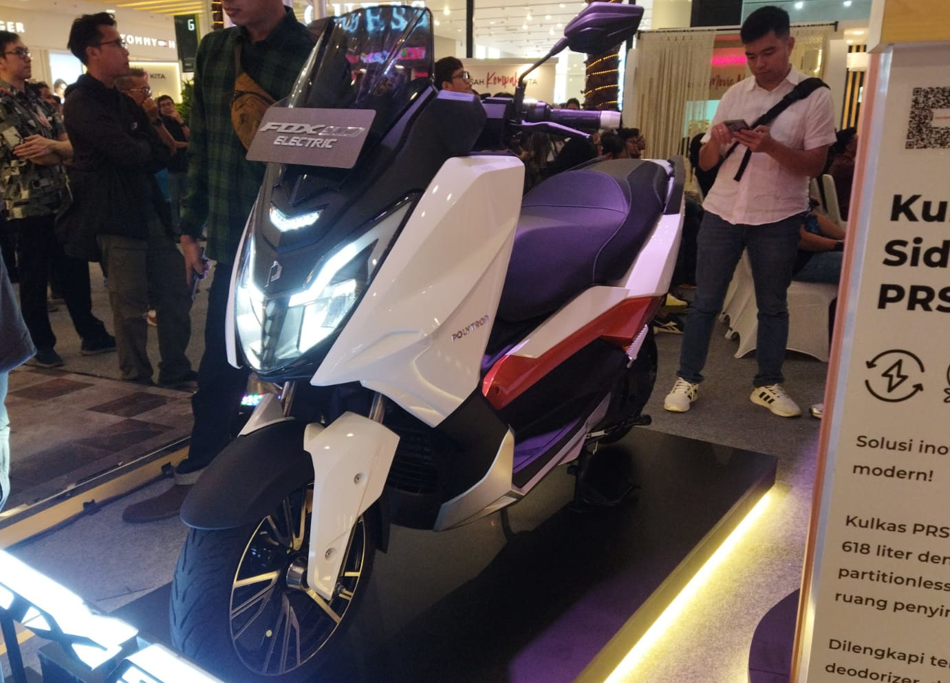 Motor Listrik Polytron Fox-500 Meluncur di 49 Tahun Kiprah Polytron Motor listrik Polytron Fox-500 ditawarkan dalam 2 pilihan warna