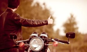 Ini yang Harus Dilakukan Jika Bensin Motor Sudah Tiris Saat Riding