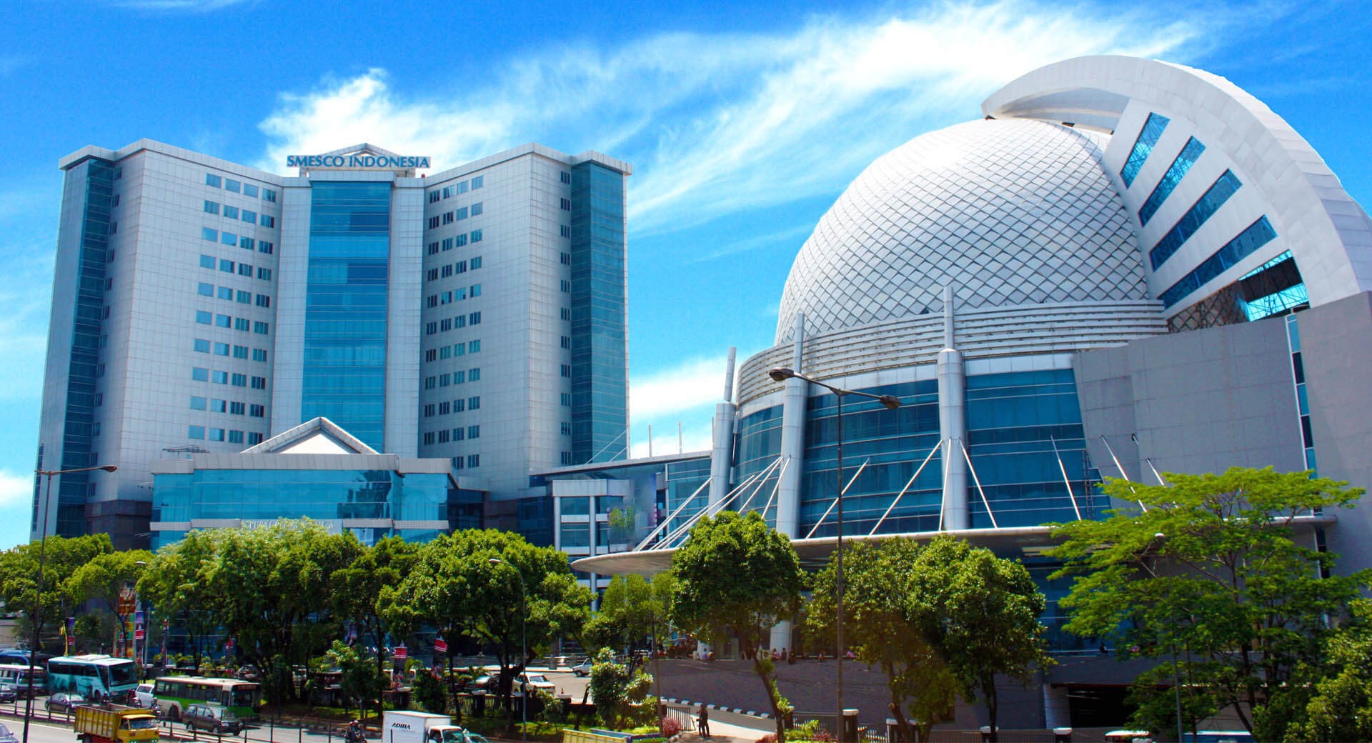 Gedung Smesco menjadi salah satu lokasi kantung parkir peserta misa Paus Fransiskus di GBK Senayan