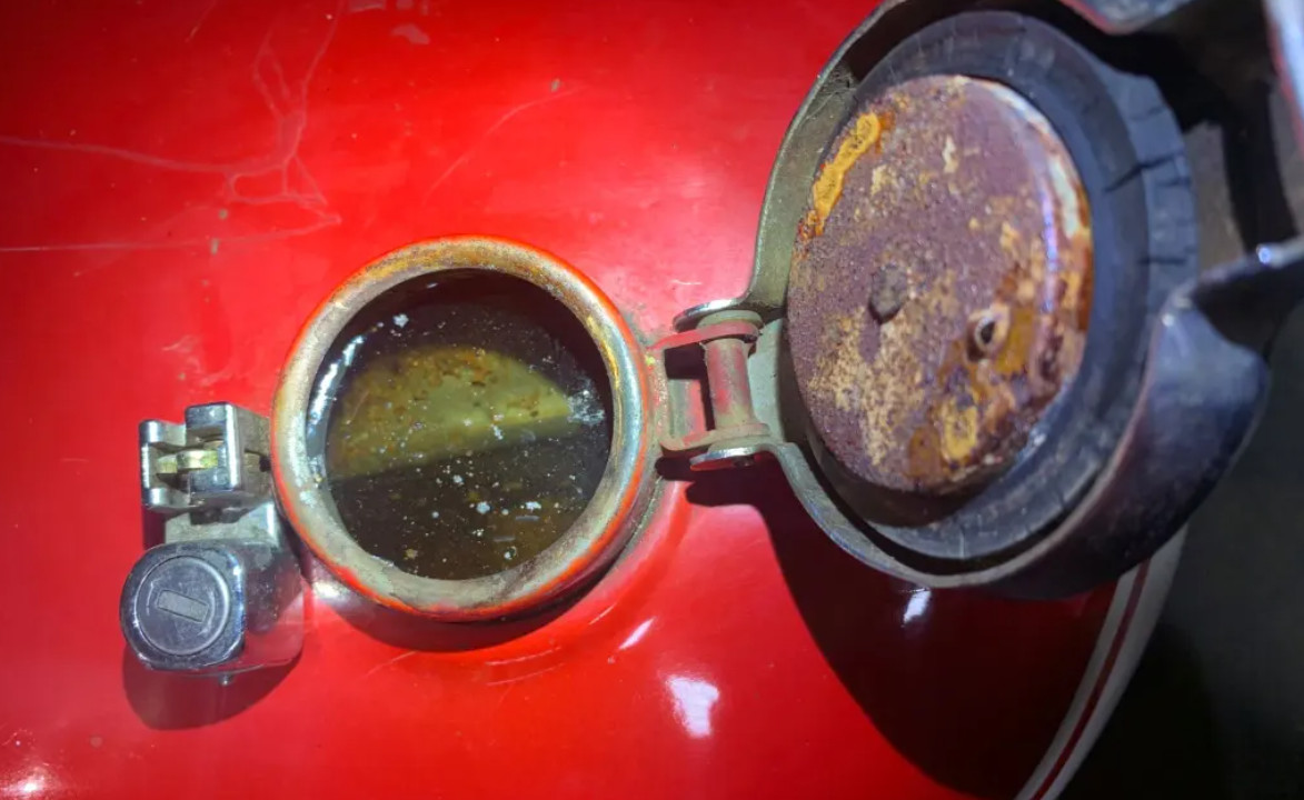 Biasakan untuk rutin menguras tangki bensin motor