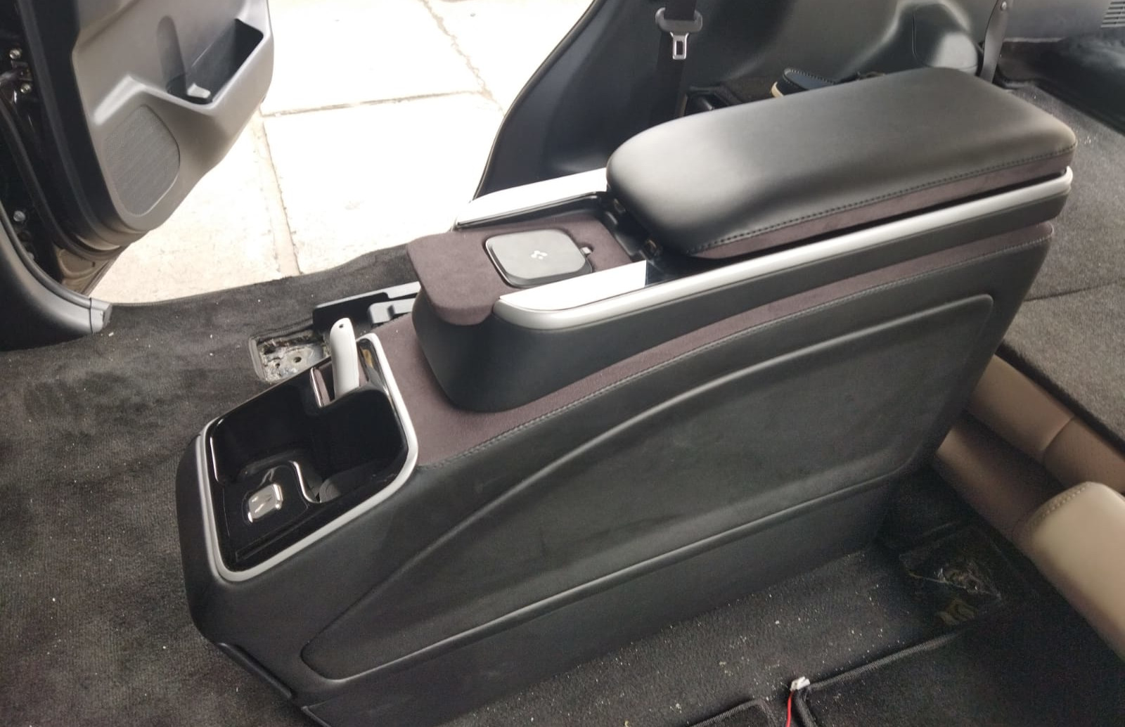 Desain konsol tengah lebih simpel dan dibuat lebih pendek