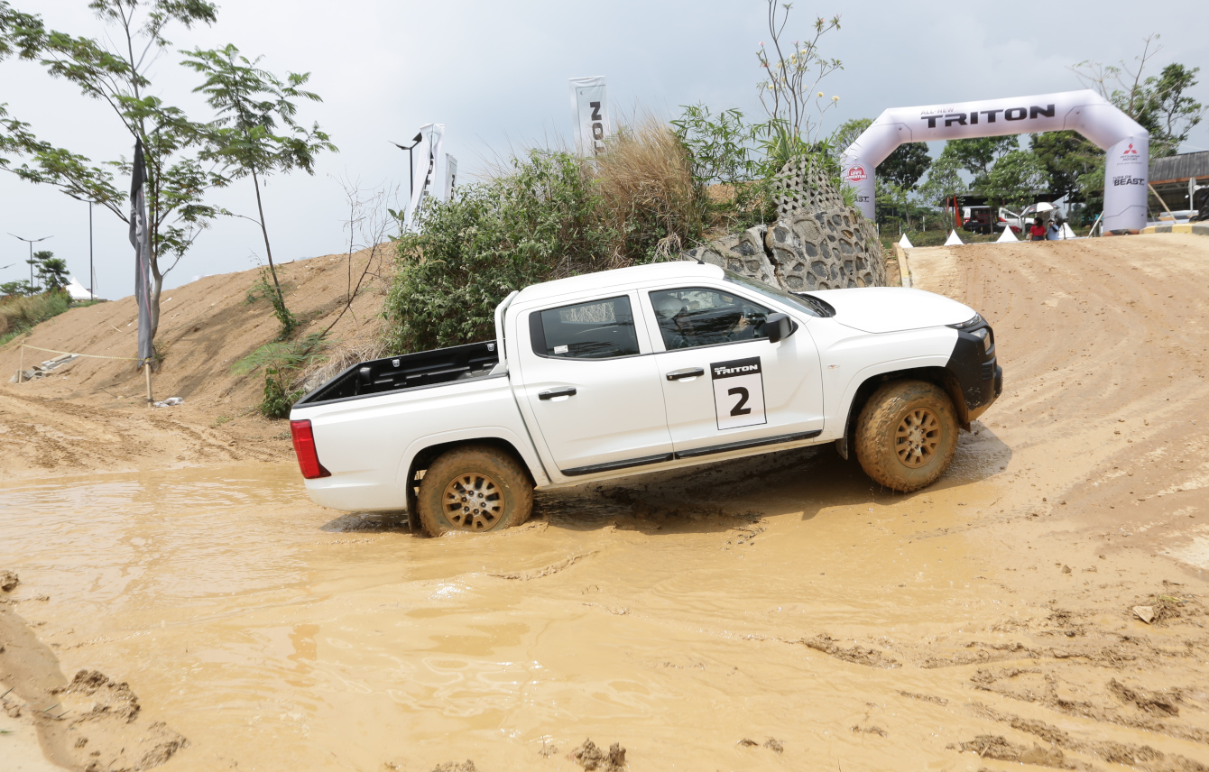 Mitsubishi Triton HDX 4x4 MT terlihat lebih sederhana dengan bumper plastik hitam 