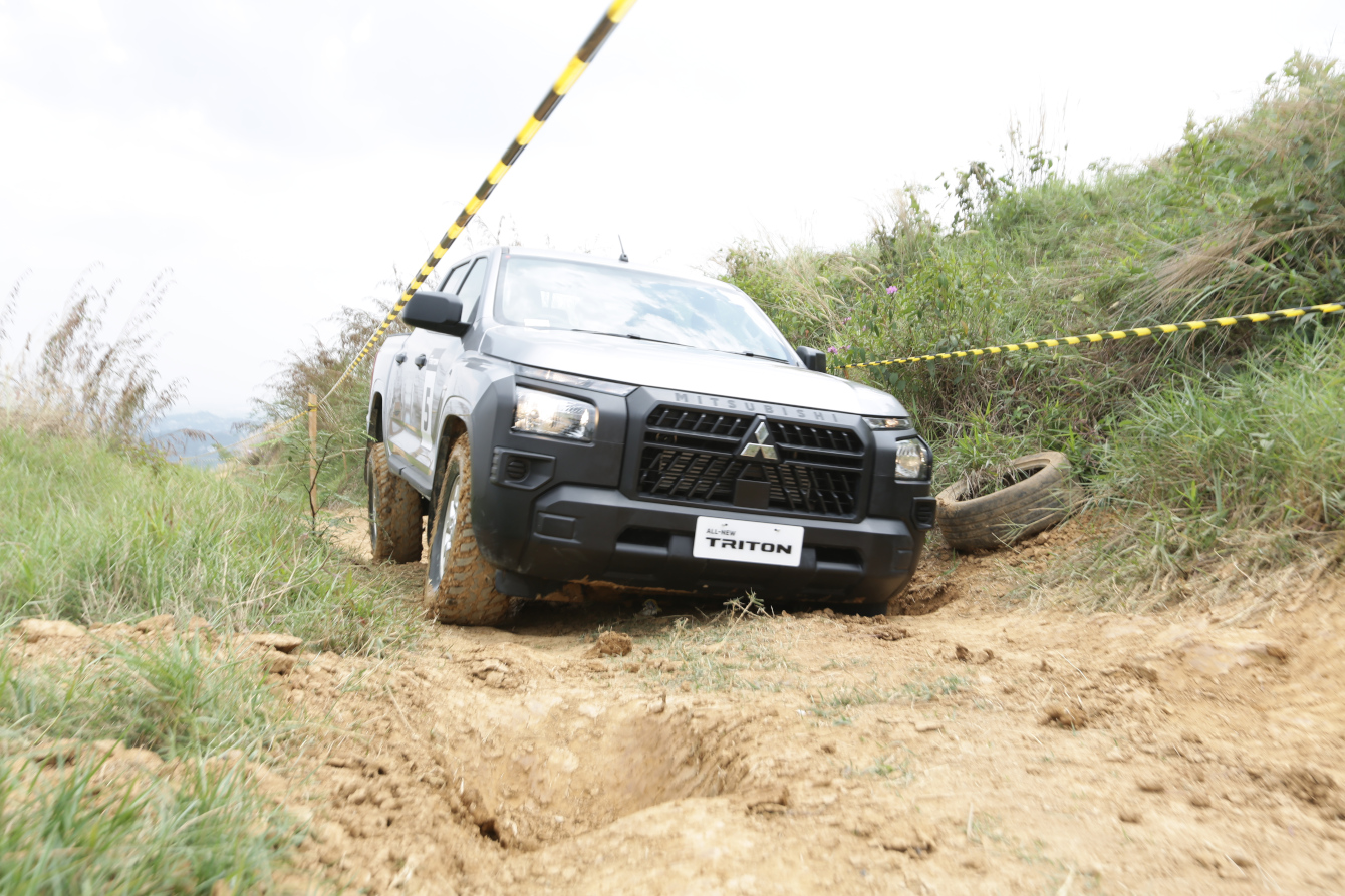 Ground clereance setinggi 222 mm bikin tenang melibas kubangan lumpur