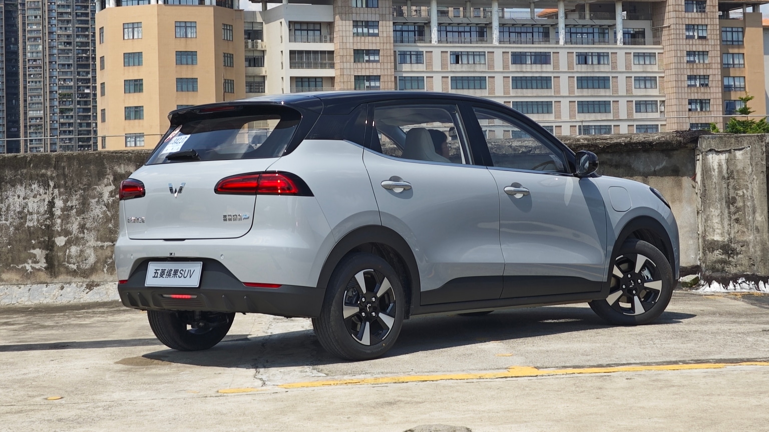 Spesifikasi dan Harga Wuling Binguo SUV Yang Baru Meluncur Wuling Binguo SUV sepanjang 4.090 mm mudah dikenali dari parasnya sebagai keluarga Binguo