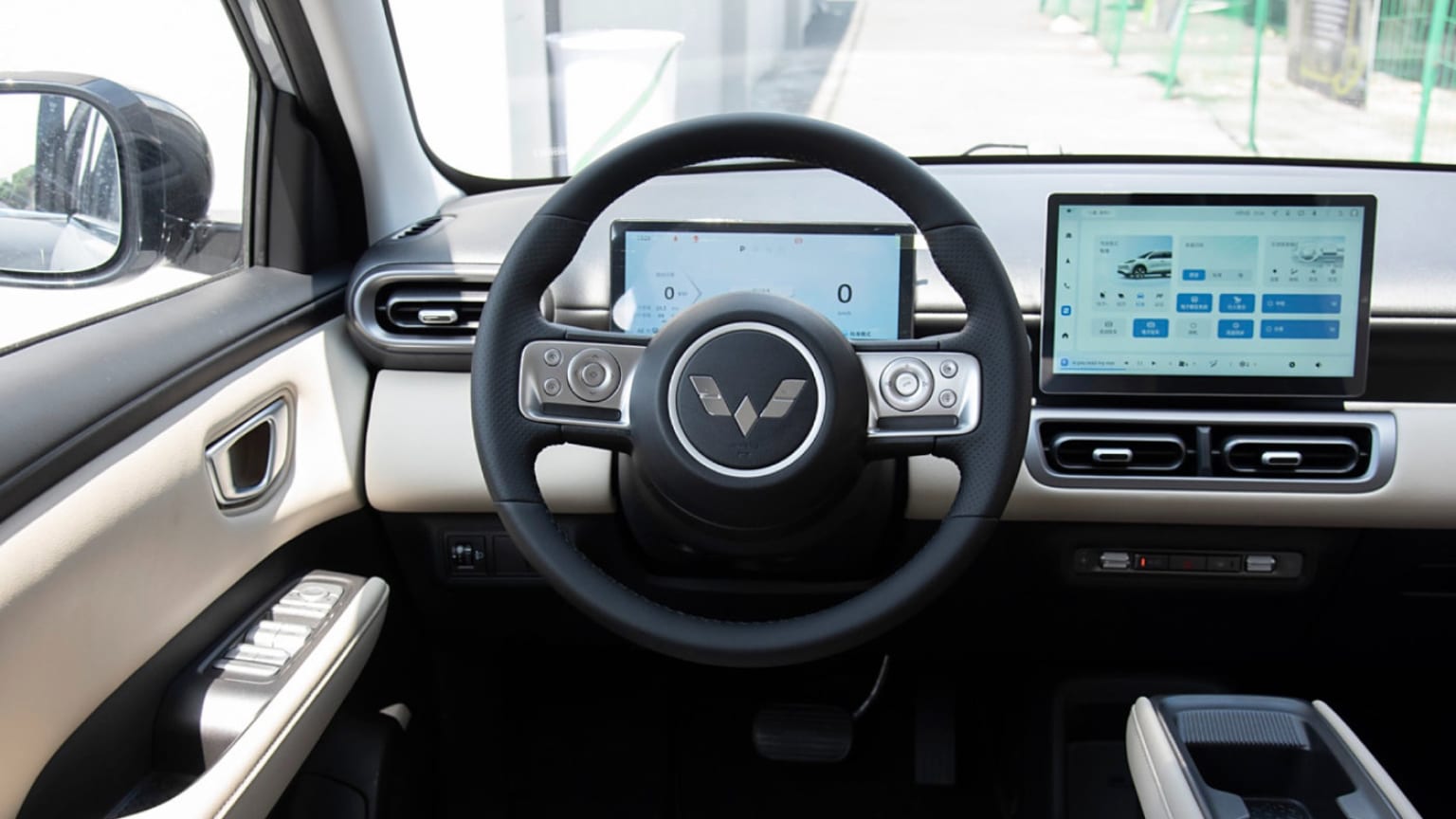 Spesifikasi dan Harga Wuling Binguo SUV Yang Baru Meluncur Layout interior mirip dengan Binguo EV namun dengan deret fitur berlimpah