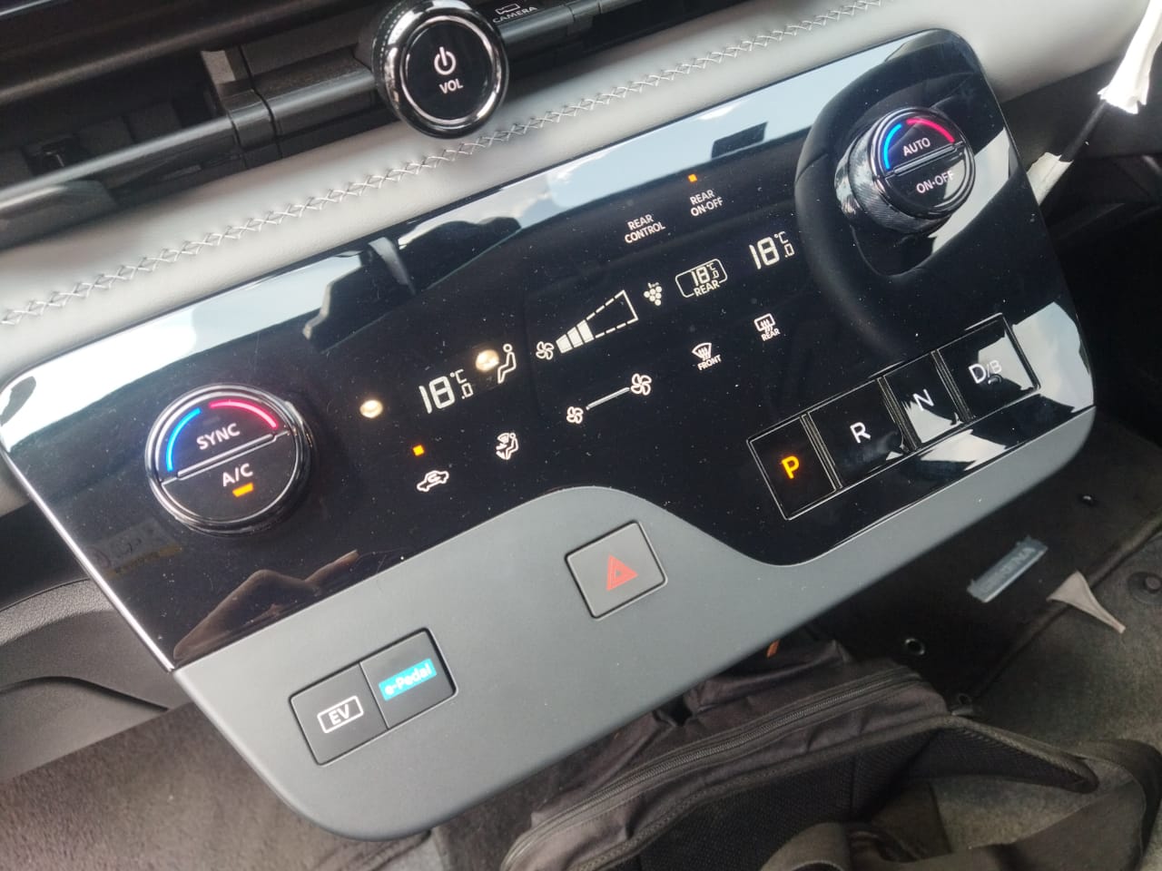 Kehadiran tombol fisik lebih memudahkan digunakan saat berkendara