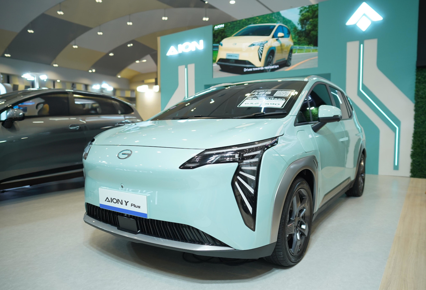 AION Y Plus jadi model cukup menggoda