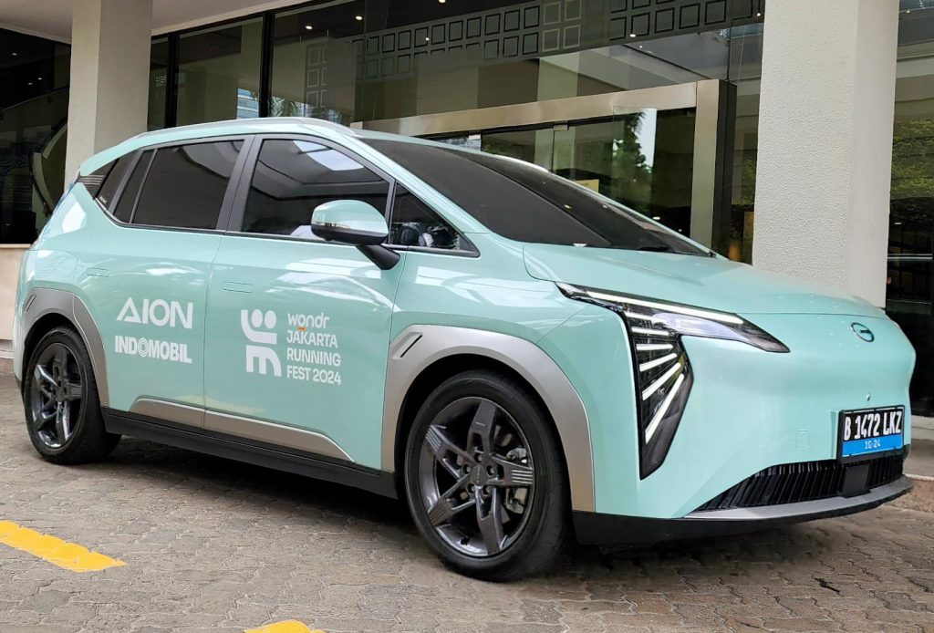 3 Unit AION Y Plus Dukung Event Jakarta Running Festival 2024