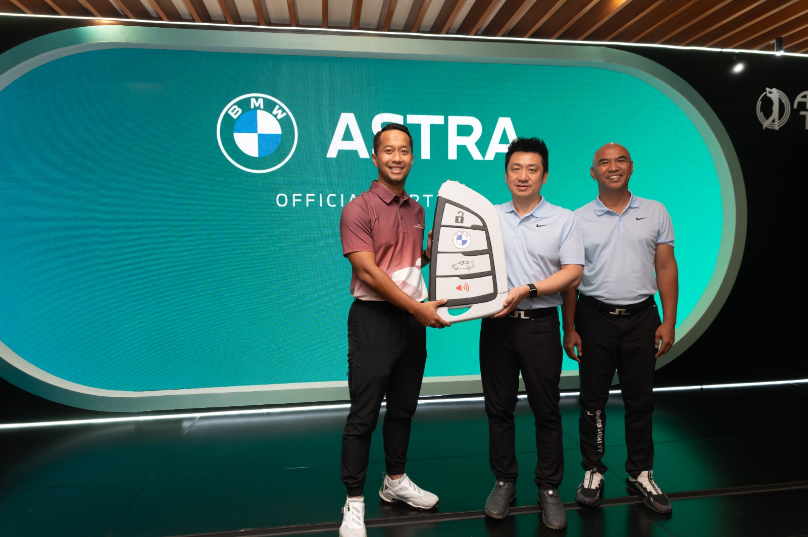 Corporate Banking 3 Division Head PT Bank Negara Indonesia (Persero) Tbk Dipo Nugroho (kiri) menerima simbolis 15 unit BMW dari Chief Executive BMW Astra Sanfrantis Tanu (tengah) didampingi, Operation Manager Teguh Widodo (kanan)