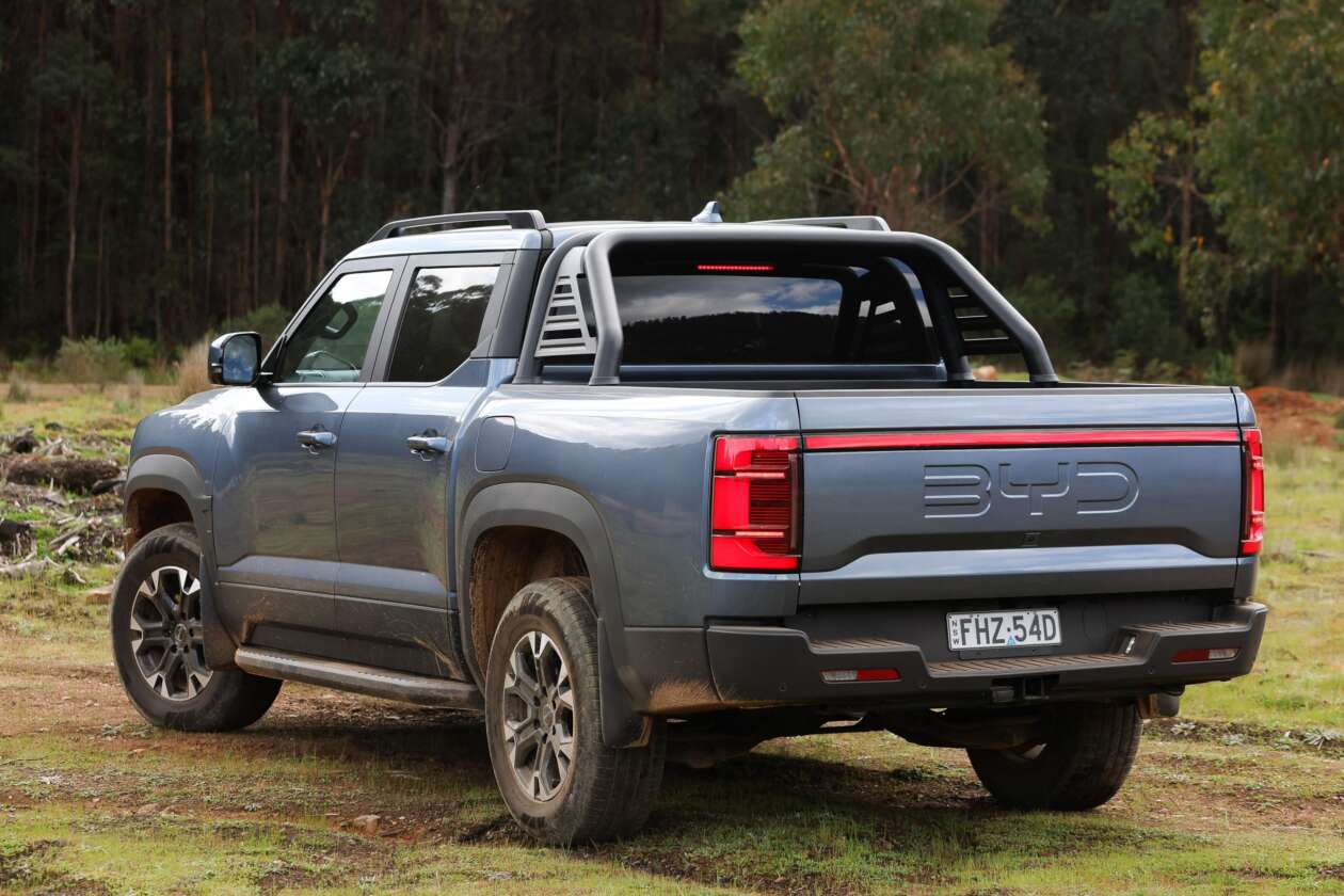 Double Cabin BYD Shark PHEV Rilis di Kamboja, Pesaing Ford Ranger Tampilan samping dan belakang BYD Shark