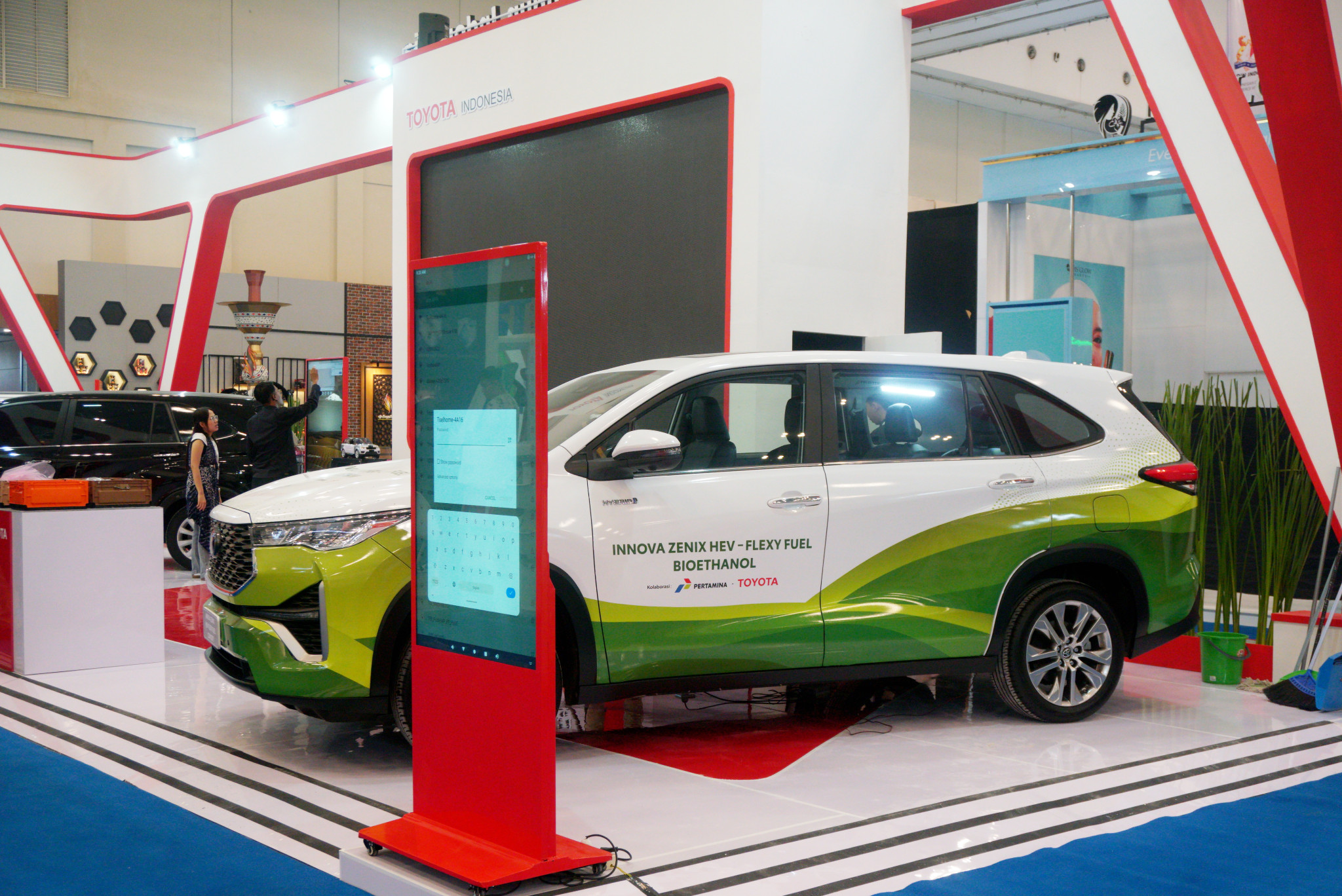 Pamerkan Fortuner Ambulance, TMMIN Jaga Peran Rantai Pasok Lokal Pendukung Kinerja Ekspor Kijang Innova Zenix Cash Carrier dan Fortuner Ambulance mejeng di TEI 2024