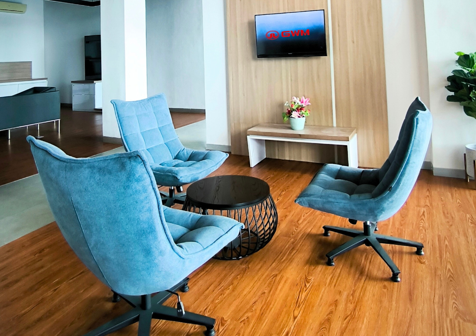 Ruang tunggu di diler GWM SM Raja terasa nyaman