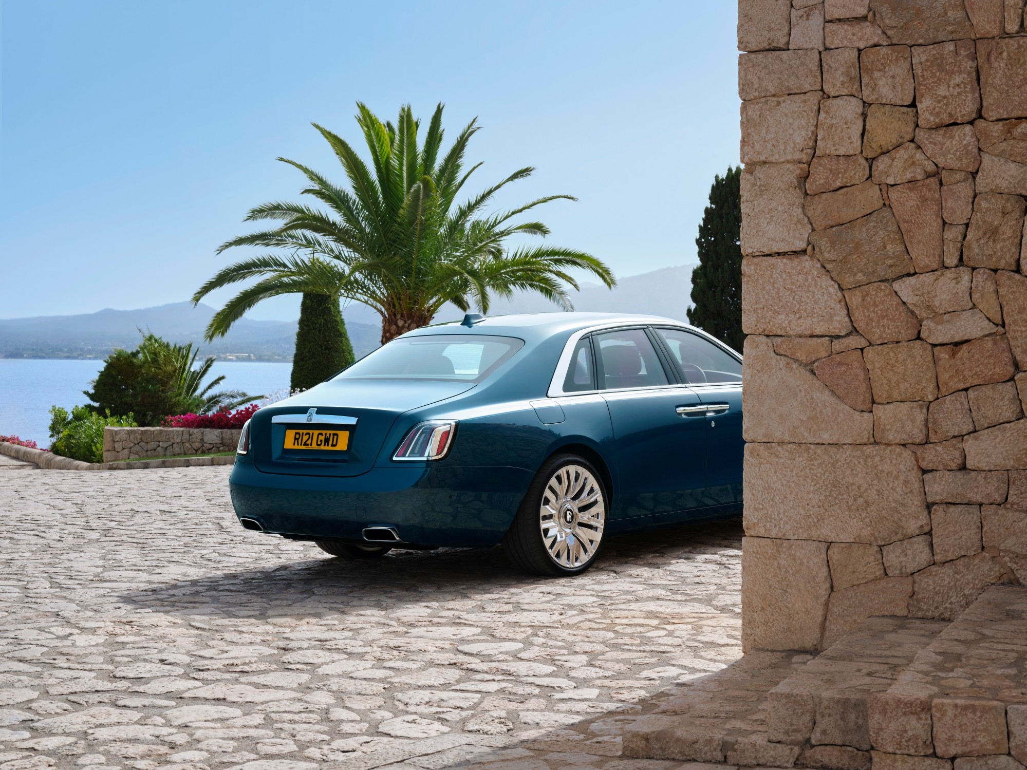 Buritan Rolls-Royce Ghost Series II pakai lampu belakang baru