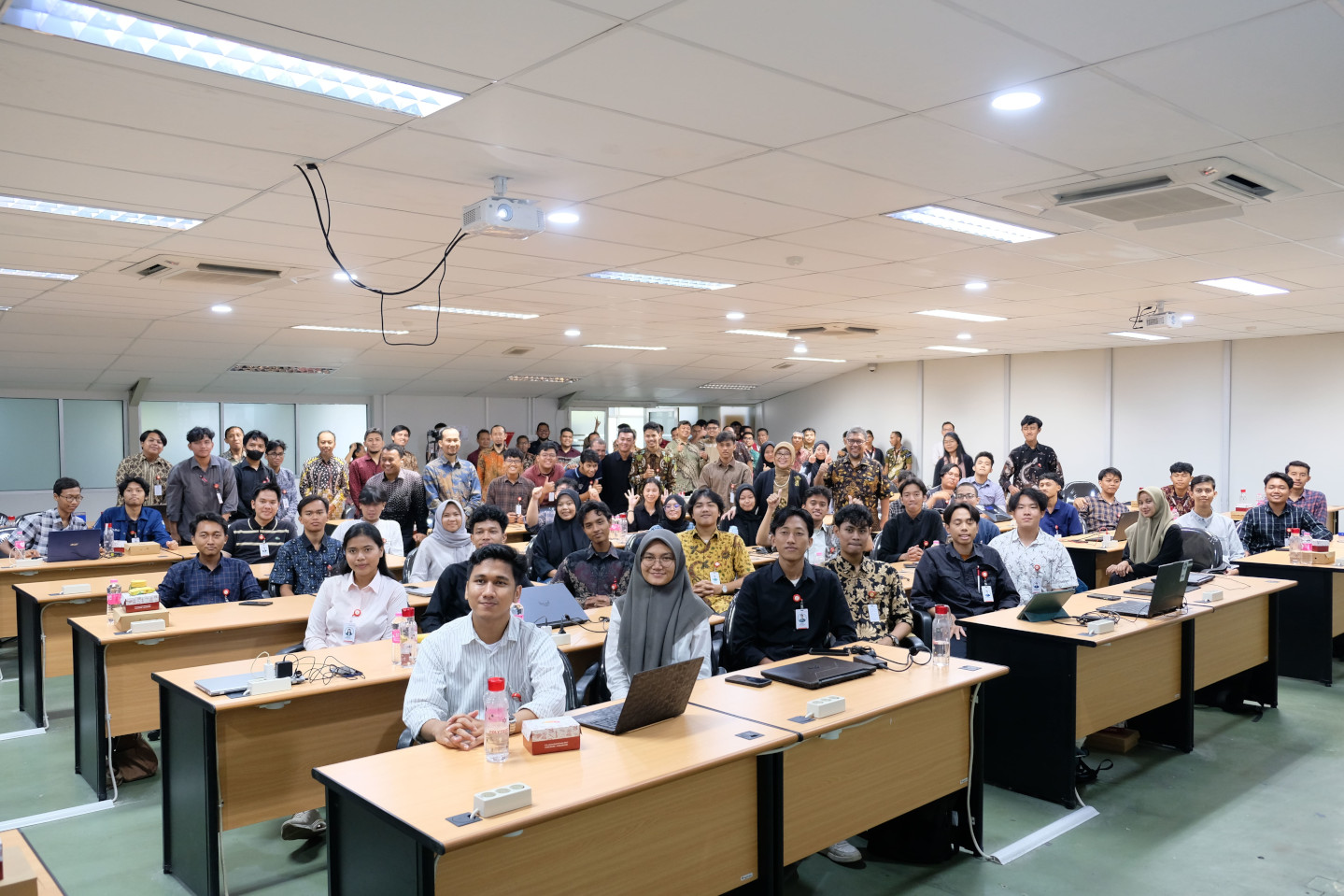 POLYTRON Gandeng ICDeC Bikin Program Pelatihan Desain Chip Untuk Pengembangan Semikonduktor di Indonesia Program ini juga didukung oleh berbagai mitra global terkemuka, termasuk IMEC Belgia, Kedutaan Besar Amerika Serikat untuk Urusan Komersial, Cadence Asia Pasifik, serta sejumlah kementerian di Indonesia seperti Kemenko Perekonomian