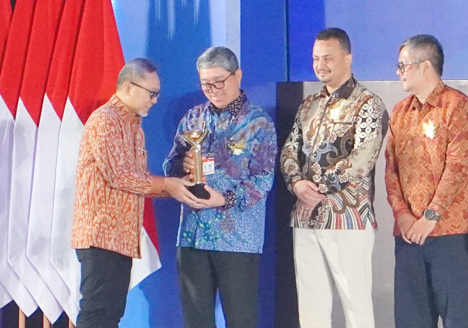 Pamerkan Fortuner Ambulance, TMMIN Jaga Peran Rantai Pasok Lokal Pendukung Kinerja Ekspor Nandi Julyanto Presiden Direktur PT TMMIN menerima penghargaan Primaniyarta dari Kementerian Perdagangan RI