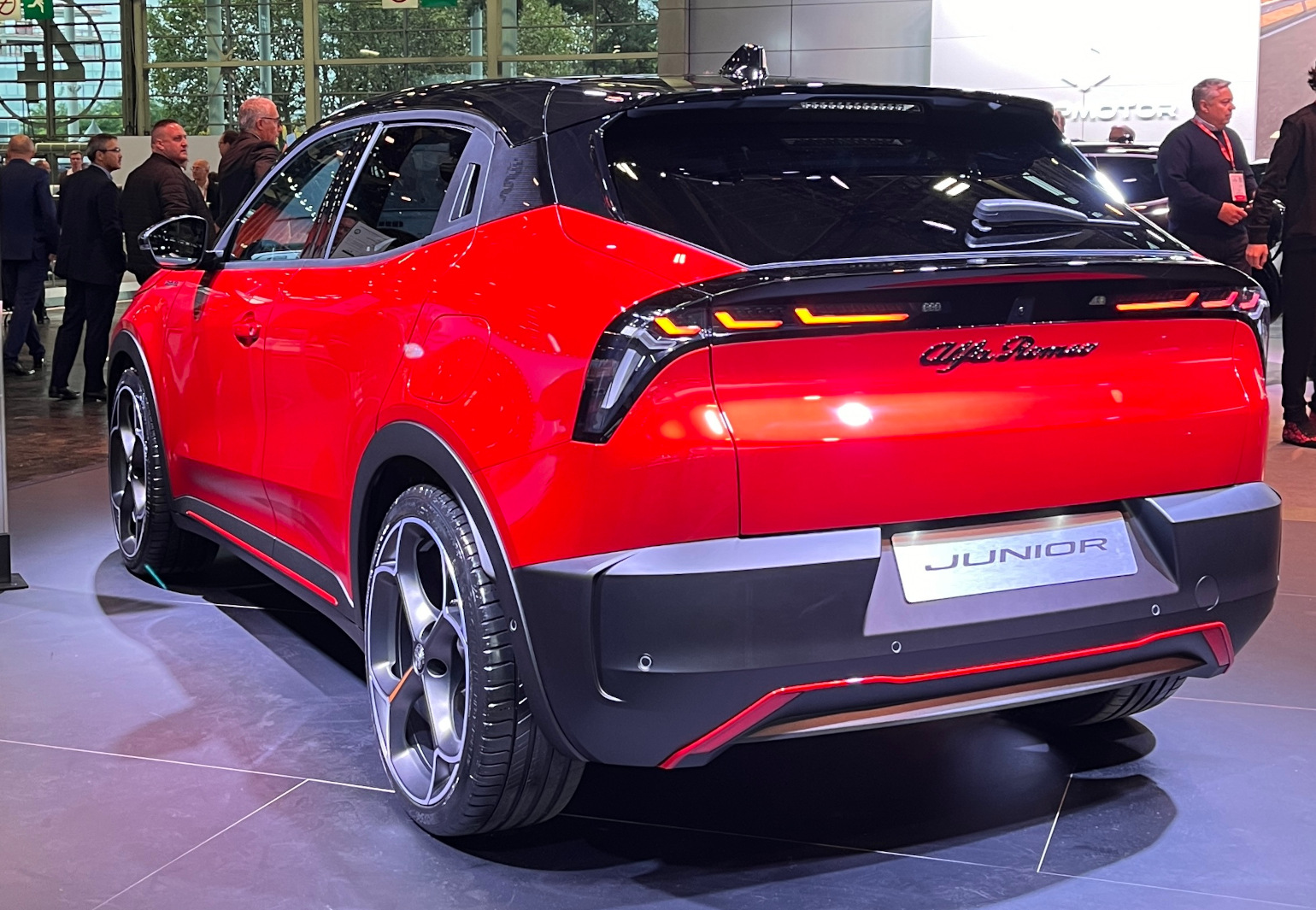 Langsung dari Paris Motor Show 2024 : Dua Model Alfa Romeo Junior Curi Perhatian Buritan Alfa Romeo Junior 280 Veloce