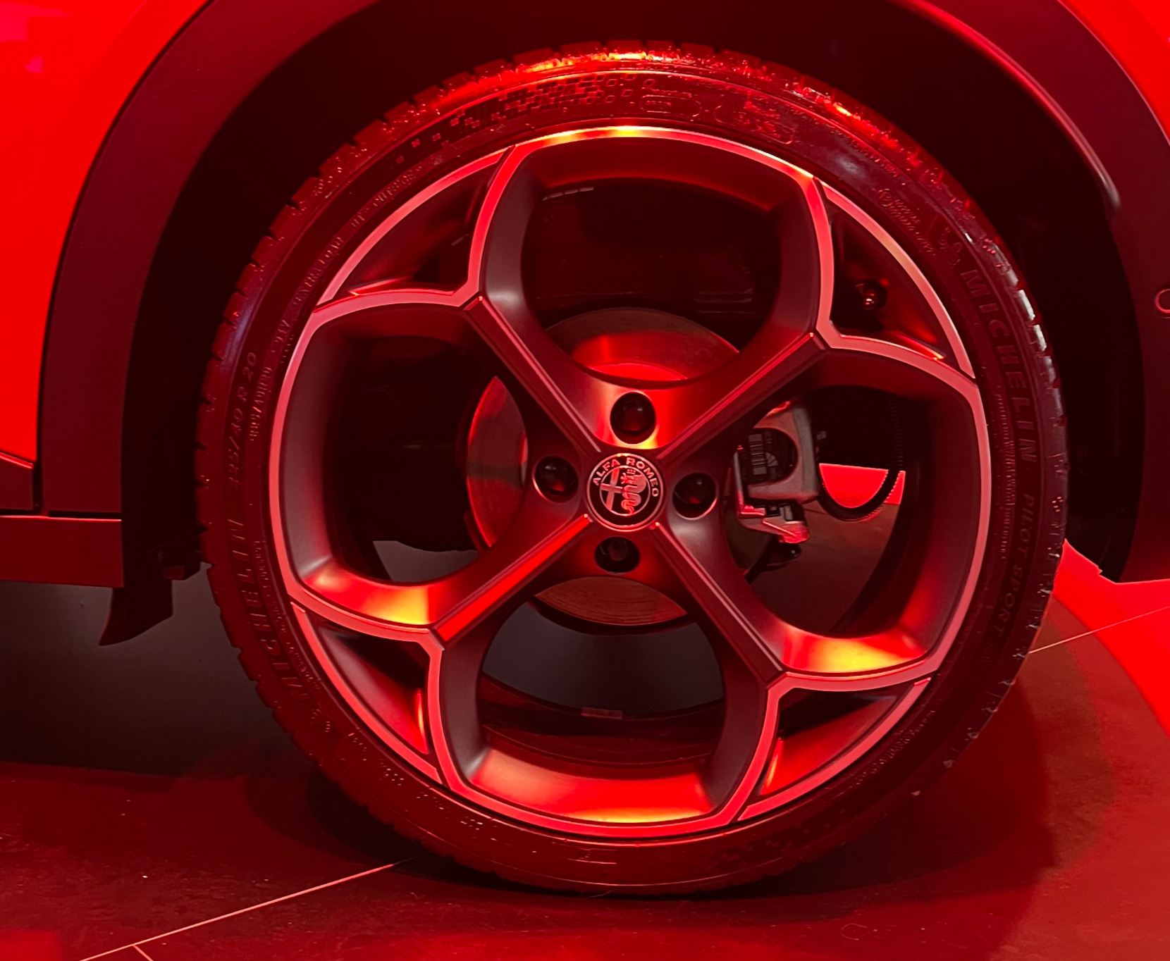 Langsung dari Paris Motor Show 2024 : Dua Model Alfa Romeo Junior Curi Perhatian Velg 20 inci