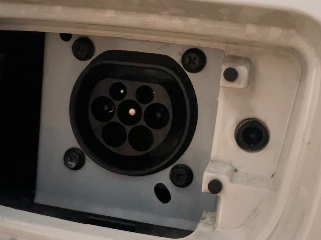 4 Kelebihan Utama Seres E1 dibanding kompetitor, Diskon 60 juta! Seres E1 sudah menggunakan charger AC Type 2