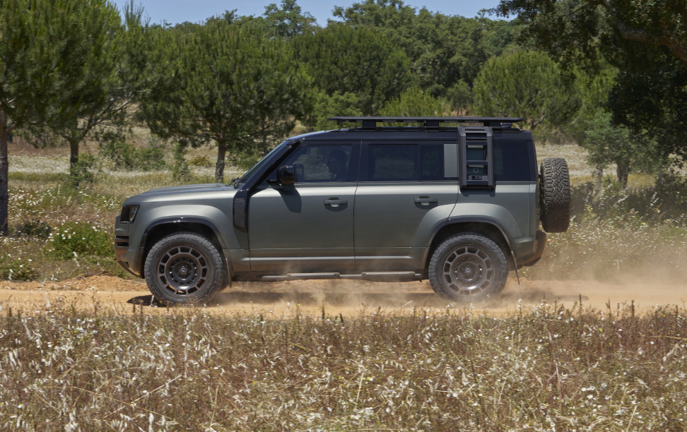 Aura ketangguhan terpancar di baju luar New Defender OCTA