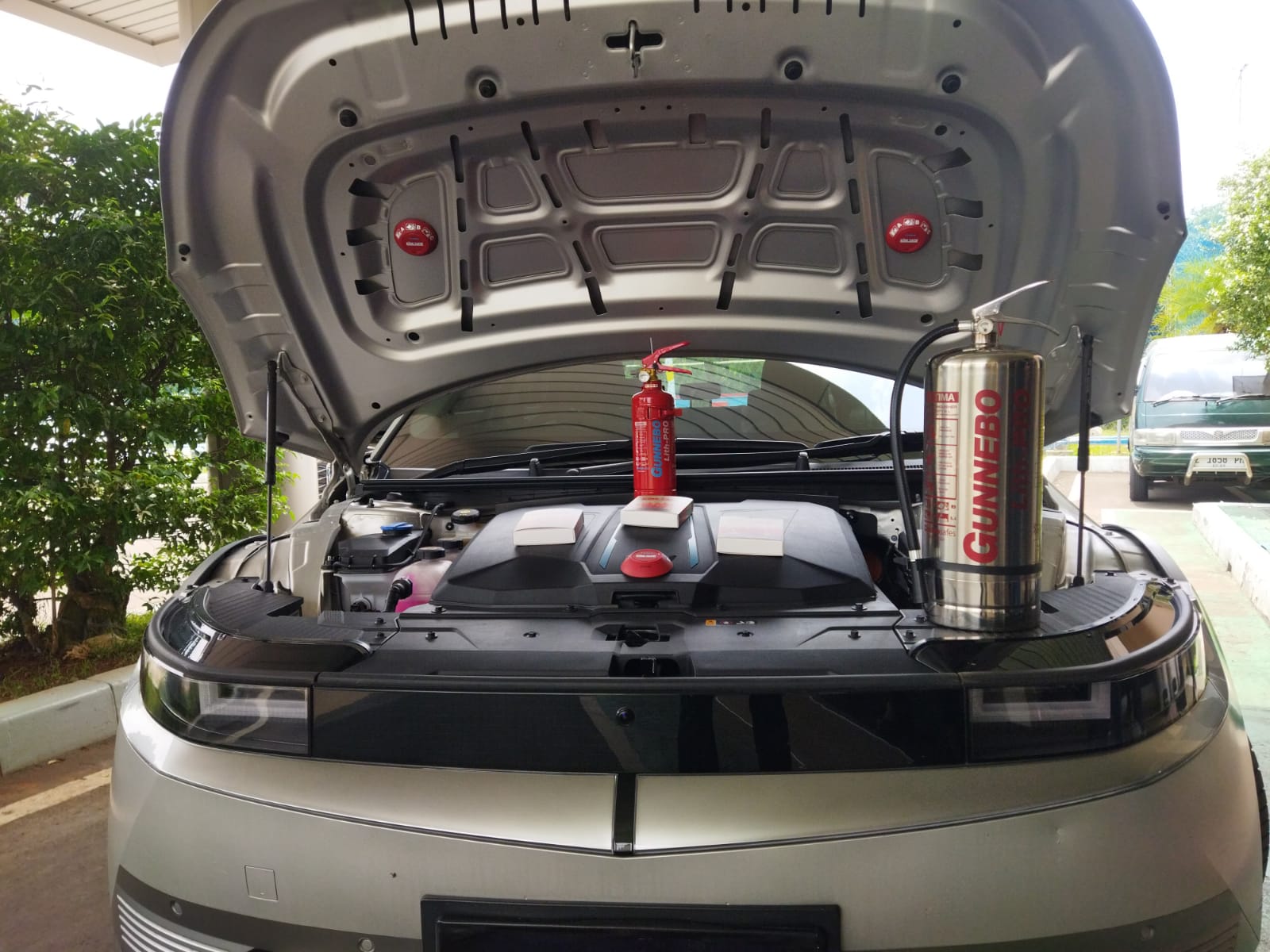 Tips Mudah Pasang Fire Tape Cegah Titik Api Dari Balik Bonnet Pemasangan fire tape (atas) jadi solusi pemadaman api yang handal dengan mempertimbangkan keselamatan