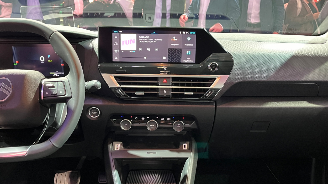 Layar sentuh seluas 10 inci jadi pusat hiburan