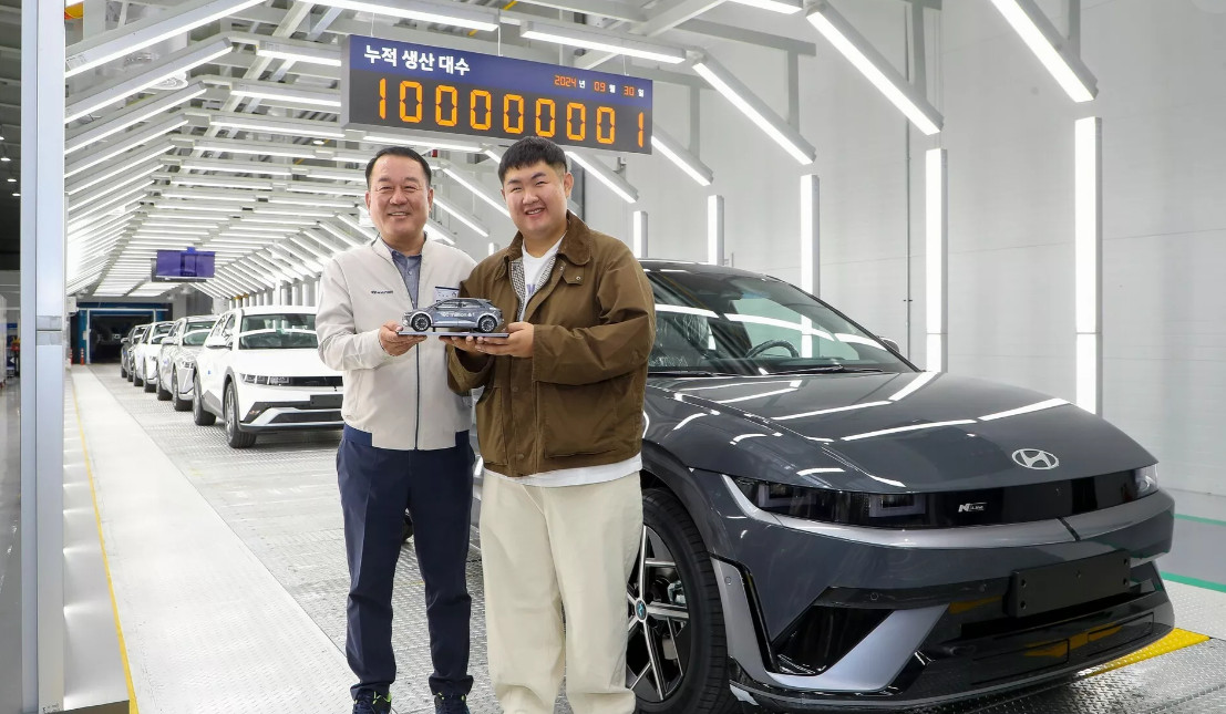 Hyundai Produksi Mobil yang ke-100 Juta Setelah 57 Tahun Seremoni penyerahan unik ke 101 juta Ioniq 5 kepada konsumen