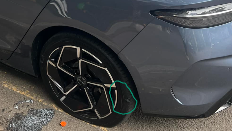 Ban belakang BYD Seal robek