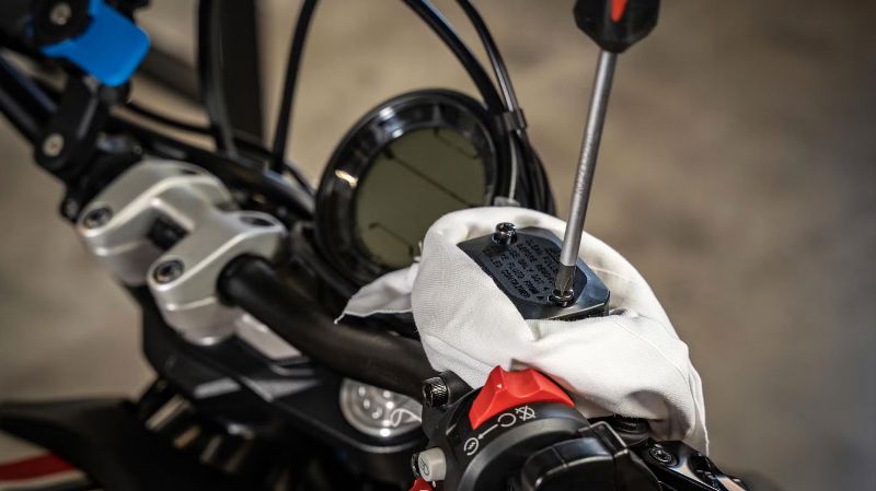 Panduan Ganti Minyak Rem Motor Sendiri